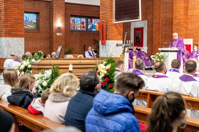 Dzisiaj (22 listopada) pożegnano pierwszego proboszcza parafii pw. św. Józefa Oblubieńca NMP w Białymstoku. Ksiądz Antoni Paniczko spoczywa na cmentarzu przy kościele.