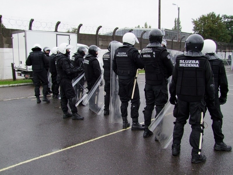 Ćwiczenia policji i służby więziennej w areszcie przy...