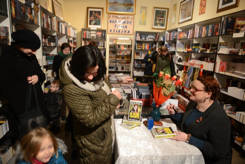 Aneta Jadowska podpisuje swoje książki w księgarni "Hobbit"
