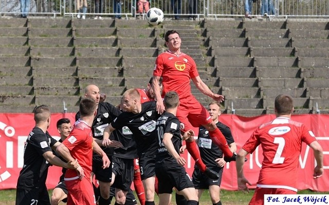 Piłkarze Gwardii Koszalin zremisowali na swoim boisku z Rozwojem Katowice 0:0.Dla drużyny z Katowic jest to pierwsza strata punktów w tym roku. Wcześniej Rozwój zwyciężył w czterech kolejnych spotkaniach.Oba zespoły skupiły się przede wszystkim na obronie dostępu do własnej bramki, stąd okazji strzeleckich wyraźnie brakowało. W pierwszej połowie po dośrodkowaniach ze skrzydeł, w dwóch sytuacjach napastnikom gości zabrakło nieco centymetrów, a w kolejnej w polu karnym gospodarzy doszło do olbrzymiego zamieszania, jednak żadnemu z graczy Rozwoju nie udało się oddać strzału w kierunku bramki.Po drugiej stronie boiska swoich szans szukali Przemysław Brzeziański, Daniel Wojciechowski i Adam Setla.W drugiej połowie obraz gry nie uległ znaczącej zmianie. Podopieczni Tadeusza Żakiety zagrażali bramce przyjezdnych przede wszystkim po strzałach zza pola karnego w wykonaniu Adama Setli i Bartosza Maciąga. W Rozwoju bliscy trafienia do siatki byli Adam Żak i Przemysław Mońka. Po strzale pierwszego z wymienionych futbolówka wylądowała na poprzeczce, z kolei po uderzeniu Mońki znakomitą interwencja popisał się Adrian Hartleb.