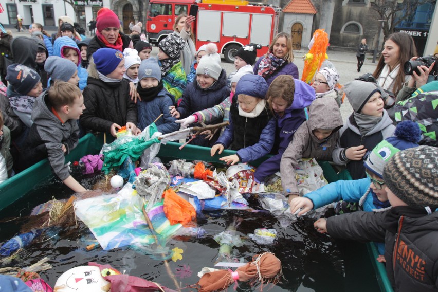 Dzieciaki z Tarnowskich Gór topiły marzanny na rynku