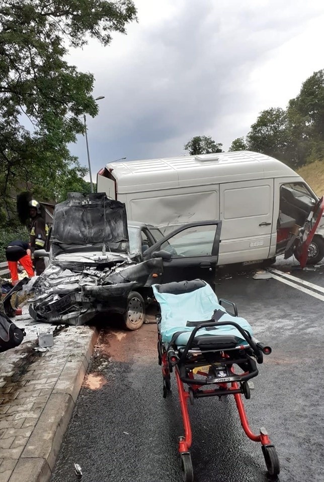 Wypadek 3 aut pod Jelenią Górą. Aż 6 osób zostało rannych