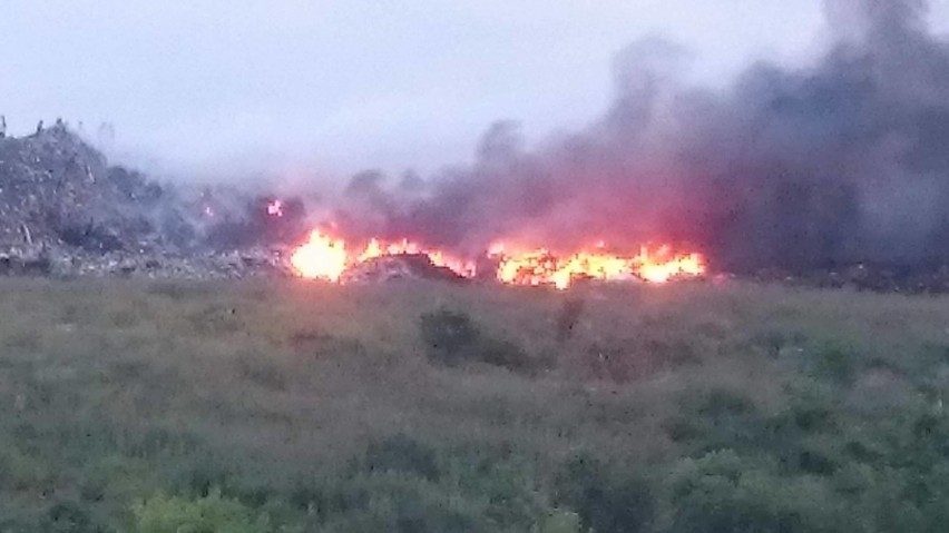 Jak piszą czytelnicy, słup dymu nad wysypiskiem był widoczny...