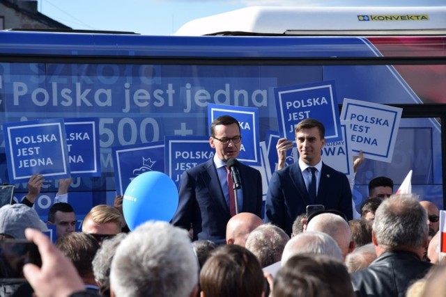 Mateusz Morawiecki i Damian Kunert podczas wizyty premiera w Zduńskiej Woli pod koniec września.