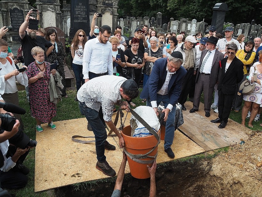 W Łodzi odbył się pogrzeb zniszczonych, wycofanych z użytku religijnego zwojów Tory 
