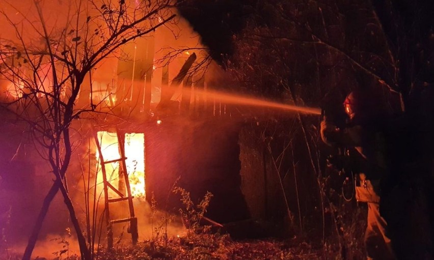 Strażacy gasili pożar domu w Hucie koło Lipska.