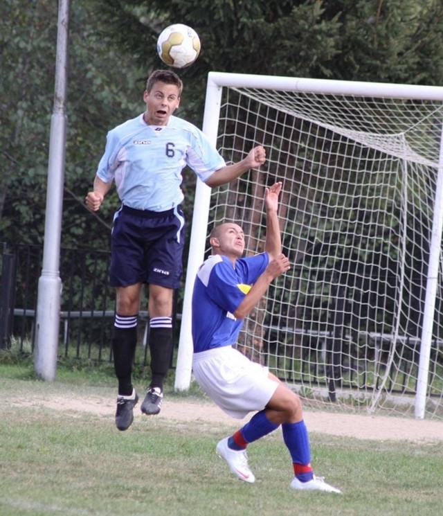 Piłkarze Stali Rzeszów (błękitne koszulki) wygrali w Stalowej Woli 1-0.