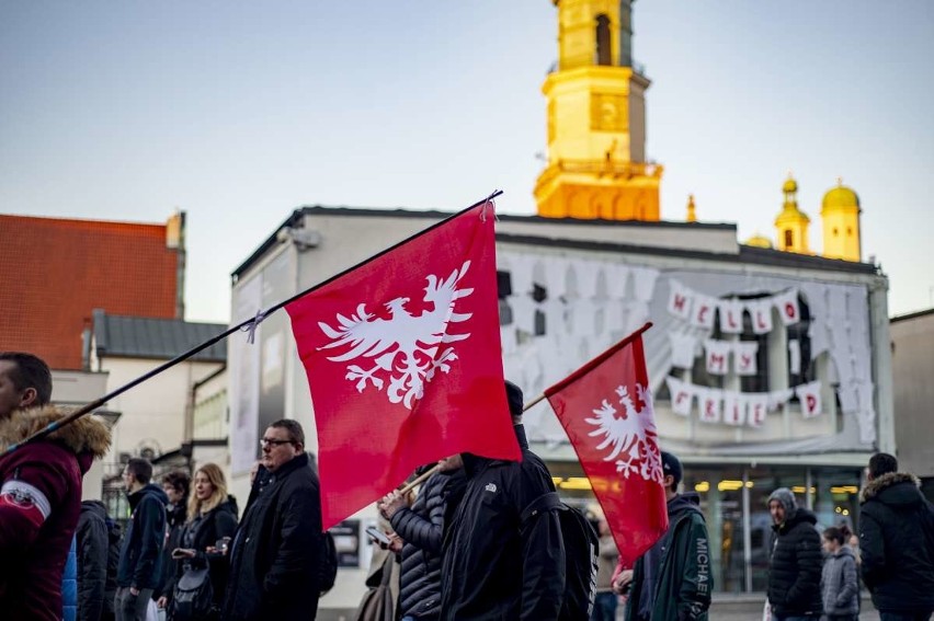 Kilkaset osób wzięło udział w Marszu Zwycięstwa, który w...