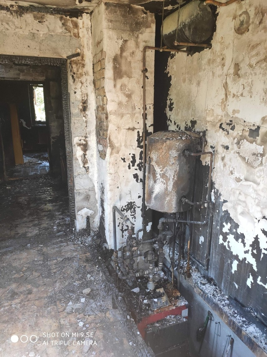 Pożar zabrał im dorobek życia! Spłonęły nawet oszczędności Mieszkańcy Dobiesławic potrzebują pomocy [ZDJĘCIA]