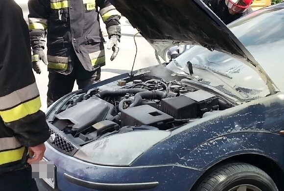 Przyczyną pożaru było zwarcie w instalacji elektrycznej samochodu.