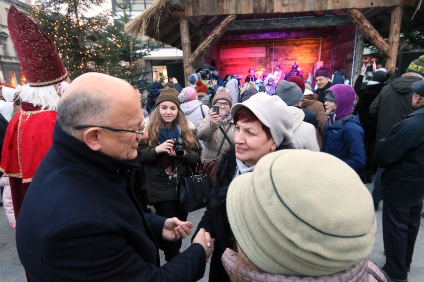 Wigilia Starego Miasta w Lublinie. Lublinianie podzielili się opłatkiem. Zobacz zdjęcia                          