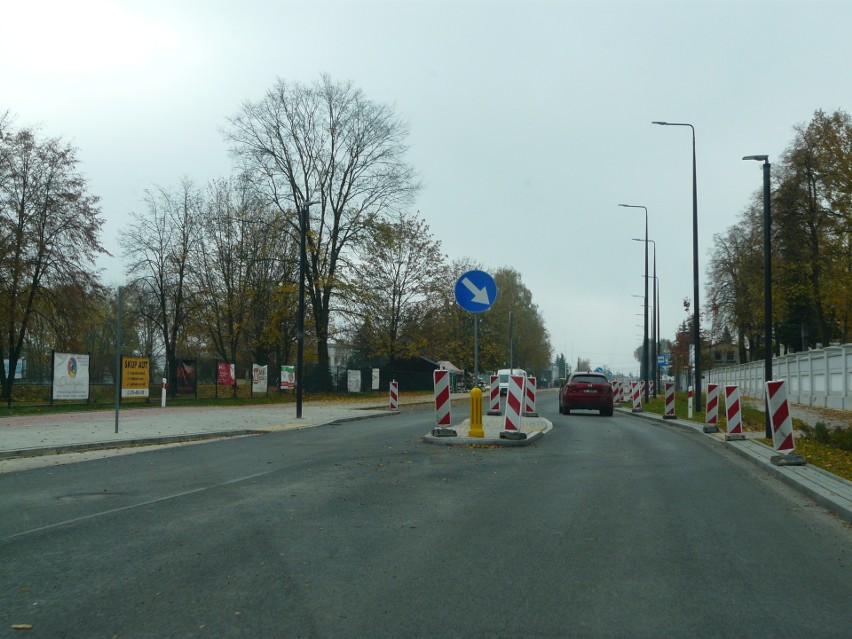 Cmentarz w Pabianicach 1 listopada. Znicz pali się pod bramą. Handlarze stoją... ZDJĘCIA