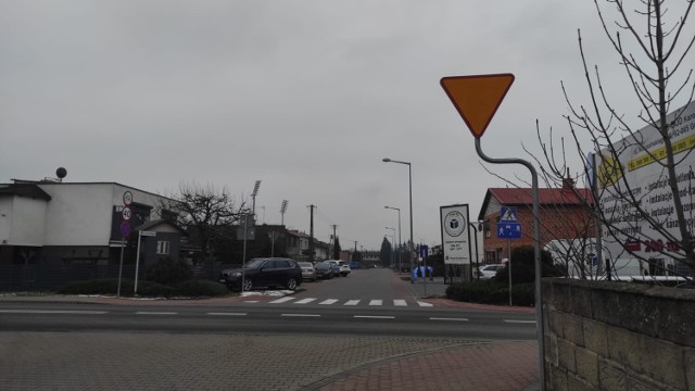 Oznakowanie skrzyżowania ulic Nowaczyka, Kusocińskiego i Atletycznej, wskazuje, że choć jesteśmy na drodze z pierwszeństwem przejazdu, takiego pierwszeństwa nie mamy, o czym informuje ustawiony przed skrzyżowaniem znak.