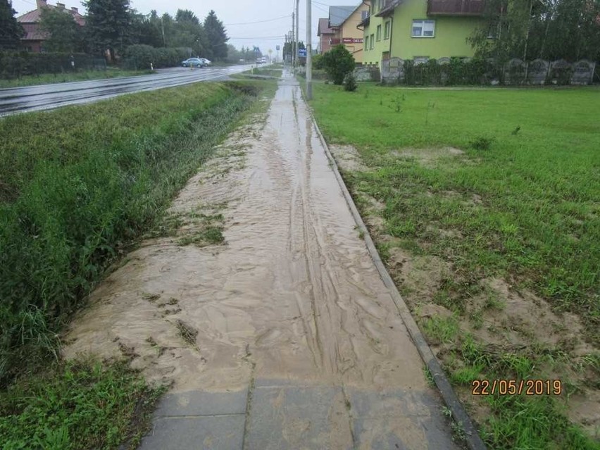 Woda zalała ulicę Kantorowicką na Wzgórzach Krzesławickich