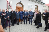 Uroczystość nadania imienia Rodziny Bukowieckich Domowi Muzealnemu w Opatowie. Odsłonięto pamiątkową tablicę - zobacz zdjęcia 