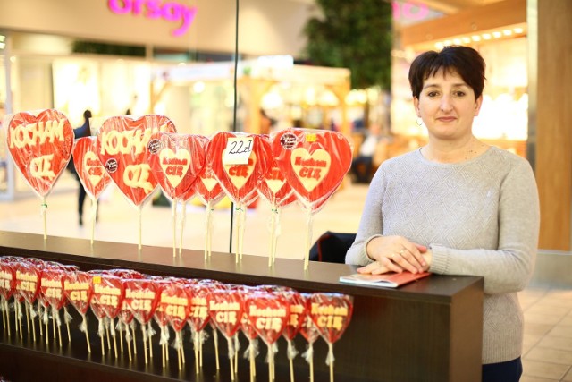 Iwona Zaborska ze stoiska w centrum handlowym M1 w Radomiu, twierdzi, że walentynkowe lizaki znajdują wielu amatorów.