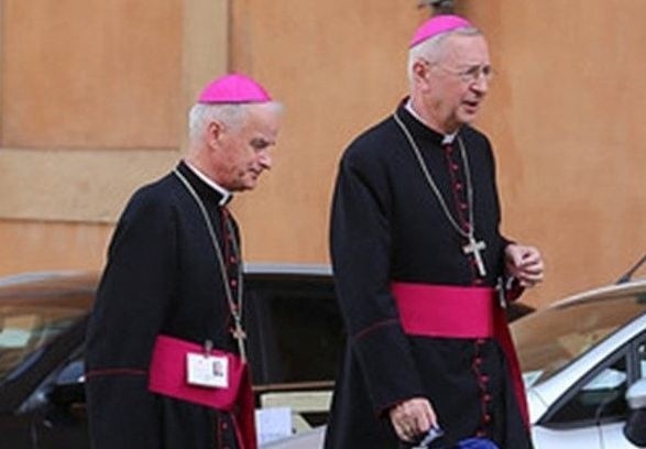 Ksiądz biskup Marian Florczyk (z lewej) po zakończeniu obrad Synodu w Rzymie. Czas wracać do Kielc...