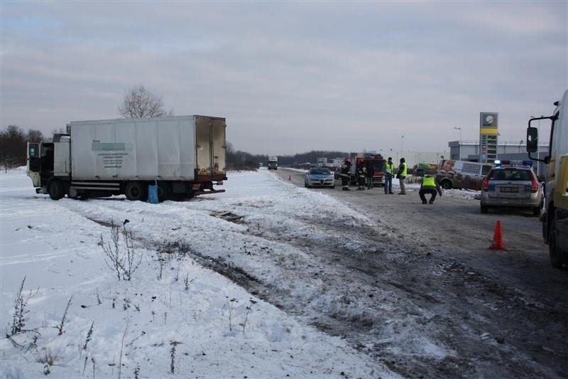 Ciężarówka zderzyła się z samochodem dostawczym.