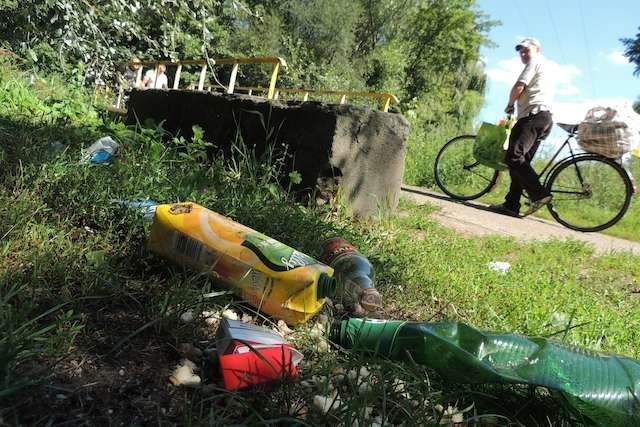 Śmieci przy mostku w okolicach Strugi Toruńskiej to pozostałości libacji, które odbywają się w tym miejscu