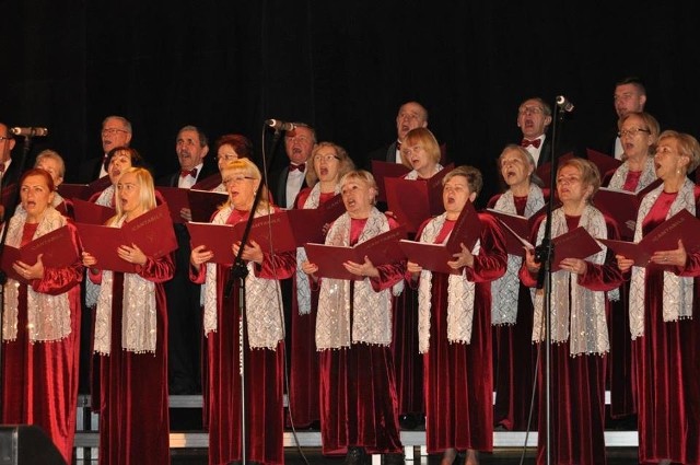 Widzowie mieli okazję posłuchać kolęd, pastorałek i piosenek świątecznych w wykonaniu Chóru ,,Cantabile’’ pod dyrekcją Bernarda Grupy.