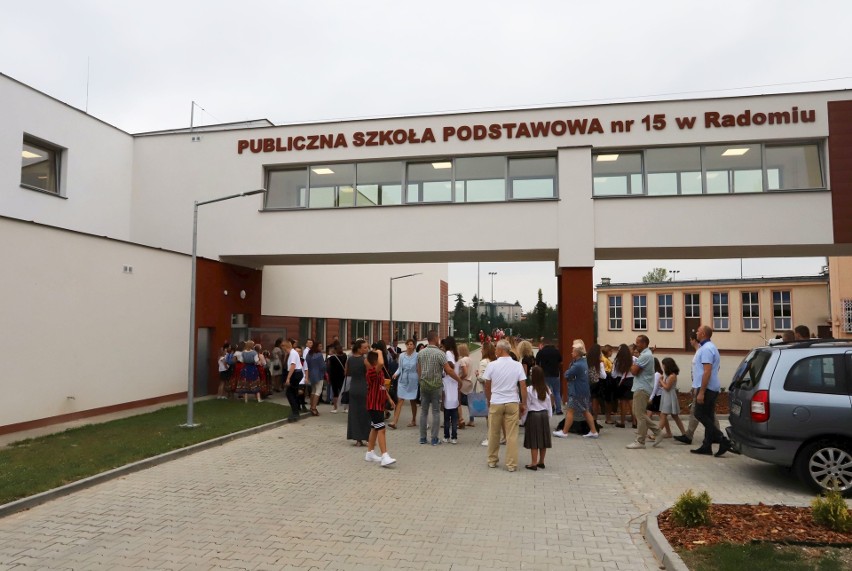 Miejska inauguracja roku szkolnego w Publicznej Szkole Podstawowej numer 15 w Radomiu. Hala sportowa już czynna