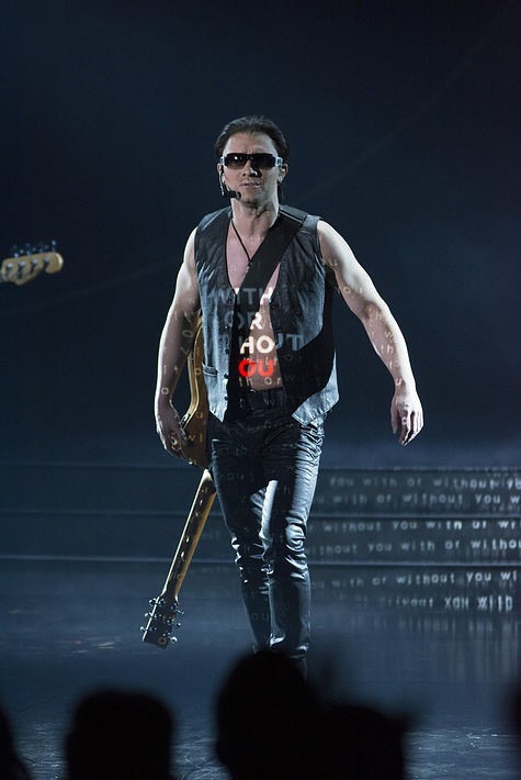 Grzegorz Wilk jako Bono z U2 (fot. Maciej Zawada)