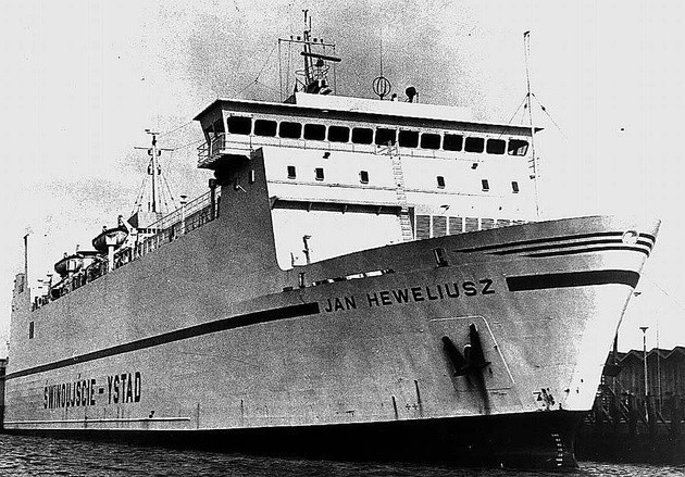 Prom Jan Heweliusz zatonął w trakcie rejsu ze Świnoujścia do szwedzkiego Ystad. Statek przewoził 28 tirów i 10 wagonów kolejowych. Prom zbudowany został w 1977 roku w stoczni Trosvik Verksted A/S w Brevik (Norwegia).