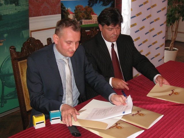 Wczoraj Dariusz Paprzycki (z lewej) i Jerzy Czapracki podpisali umowę na budowę kompleksu sportowego. Prace mają się zacząć już w przyszłym tygodniu.