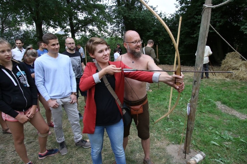 51. Dymarki w Nowej Słupi. Starożytne zaślubiny, pokazy bitew i rozbicie pieca dymarskiego