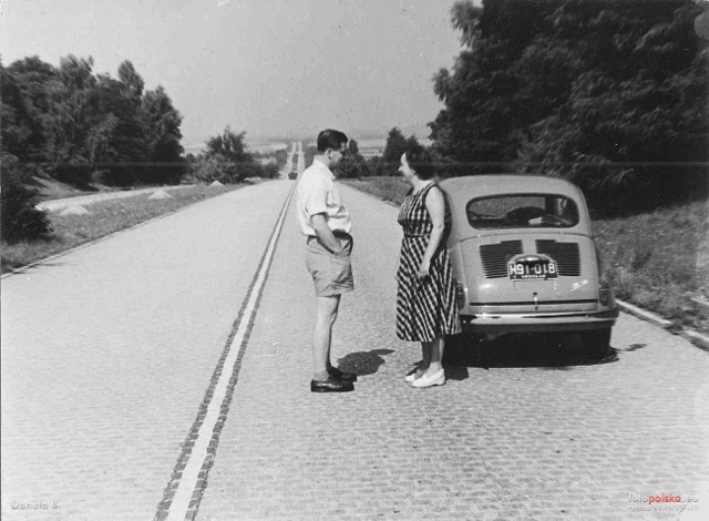 Korki przed bramkami? Korytarze życia? Wtedy nikt jeszcze nie wiedział, co to znaczy! Autostrada A4 na Dolnym Śląsku świeciła pustkami, a zmęczeni podróżą kierowcy na poboczach urządzali sobie pikniki. Zobaczcie, jak wyglądała nasza autostrada po wojnie - w latach czterdziestych i pięćdziesiątych ubiegłego wieku.