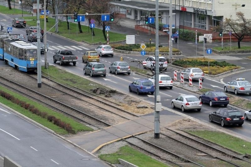 Plac Dominikański po awarii wodociągowej już całkowicie przejezdny (ZDJĘCIA)