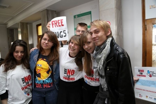 Przytulamy się, aby pokazać, że warto dbać o drugiego człowieka &#8211; mówi jedna z hakowiczek Kasia Pytel (na zdjęciu pierwsza z lewej). Przytulały się też (w koszulkach akcji) Magda Rysiejko i Magda Rydzewska. Akcję dziewczyny przeprowadziły wczoraj na Uniwersytecie w Białymstoku.
