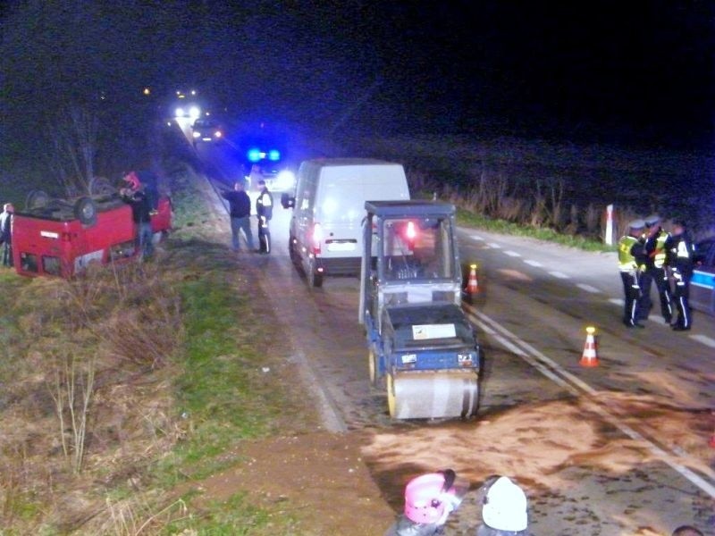 Raczki: Walec drogowy zjechał z lawety (zdjęcia)