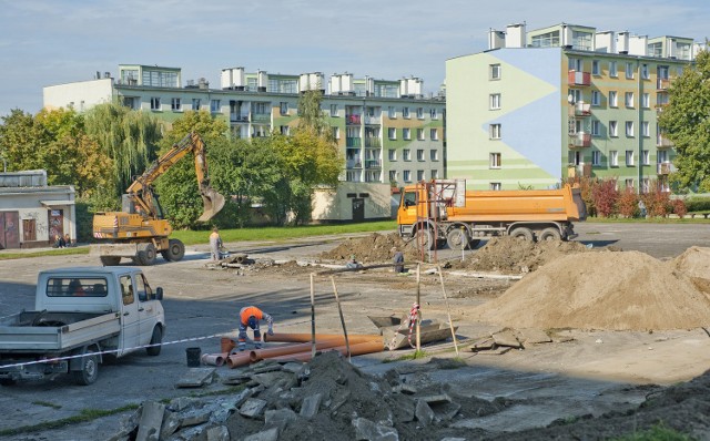 Koszalin. Remont boiska przy ul. SucharskiegoRozpoczęły się właśnie prace przy przebudowie boiska wraz z trybunami przy ul. Sucharskiego.