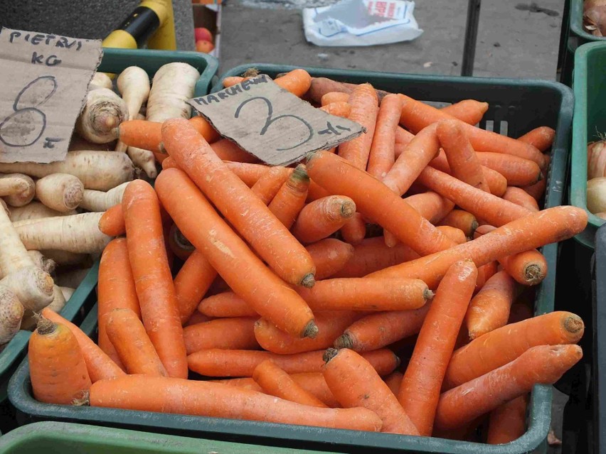 Tak wyglądał handel na starachowickim targowisku w sobotę, 28 stycznia. Jakie ceny warzyw i owoców? Zobacz zdjęcia