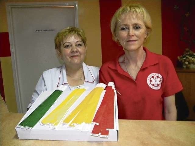 Irena Kopińska, pielęgniarka oddziałowa SOR Izby Przyjęć, i Małgorzata Karwańska, pielęgniarka koordynacyjna, uważają, że system opasek ułatwia skuteczne leczenie 