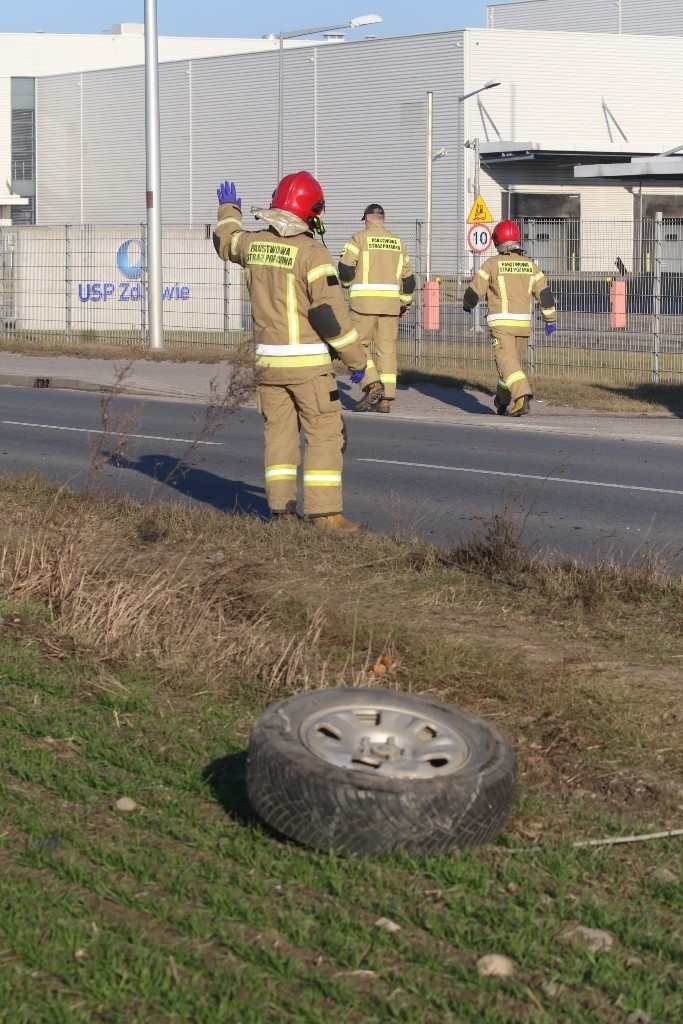 Wypadek na obrzeżach Wrocławia, z dacii odpadło koło