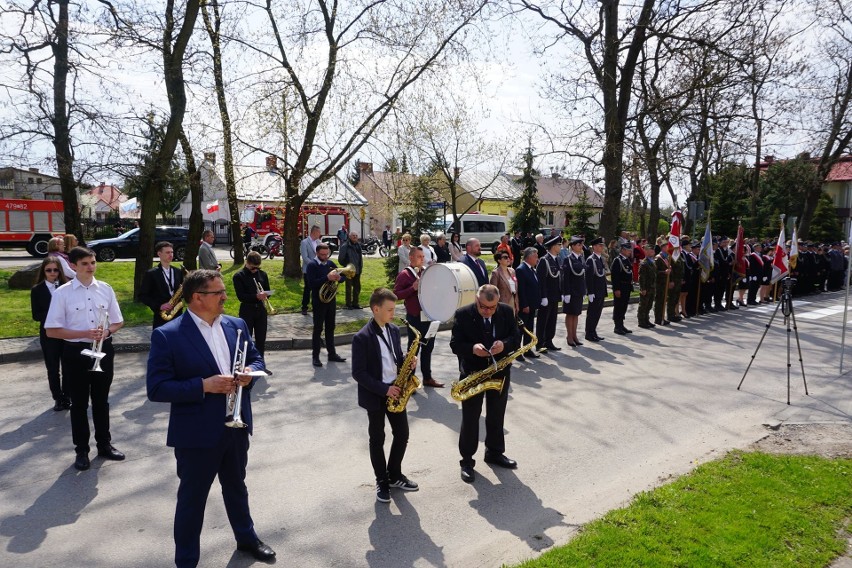 Święto Konstytucji 3 Maja 2022 w Koprzywnicy. Piękna uroczystość z orkiestrą i sztandarami. Zobacz zdjęcia 