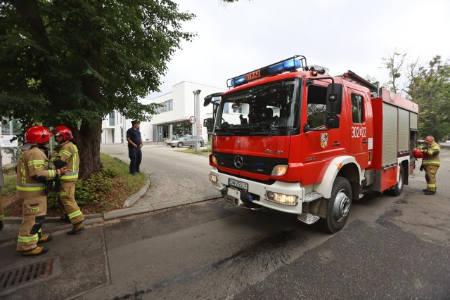 Na miejscu pracują trzy jednostki straży pożarnej.