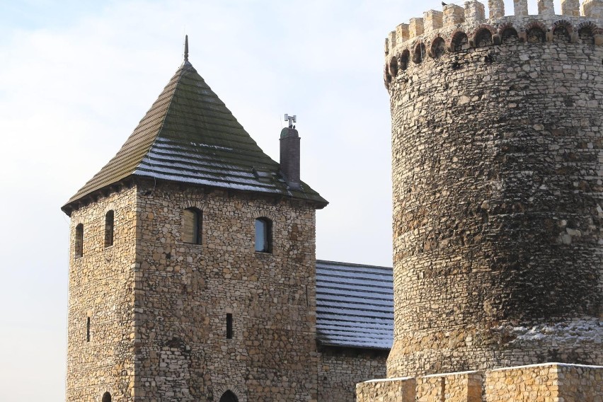 Zamek został odrestaurowany w latach 50. XX w. i dziś można...