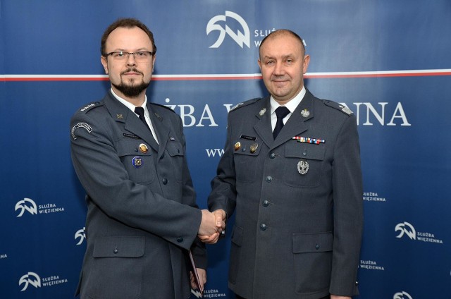 Dyrektor Generalny Służby Więziennej gen. Jacek Kitliński (na zdj. z prawej) osobiście wręczył nowemu dyrektorowi powołanie