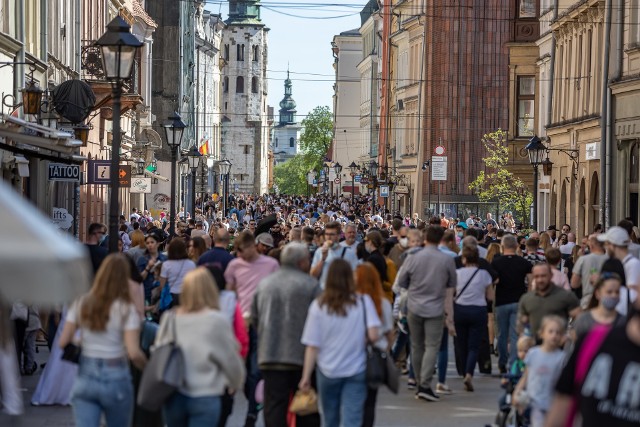 Krakowianie skorzystali z pięknej majowej niedzieli. Tłumy spacerowiczów na Rynku