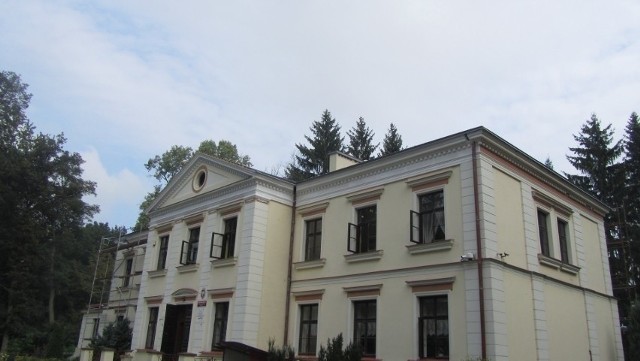 Szkoła podstawowa w Promnie ma siedzibę w zabytkowym pałacu, jego rozbudowa jest niemożliwa. Dlatego sala gimnastyczna powstanie w budynku, która stanie obok.