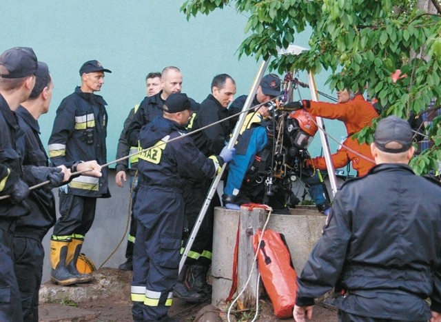 Akcja strażaków zawodowych trwała przy tej studni ponad 6 godzin. Potrzebny był specjalistyczny sprzęt i fachowcy o szczególnych kwalifikacjach, by ciała trzech mężczyzn wydobyć na powierzchnię.