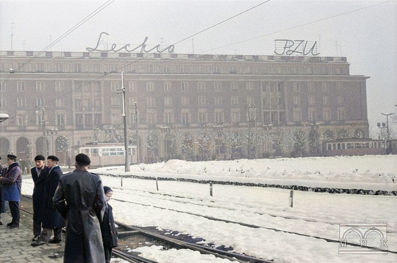 Widok placu Centralnego zimą. Na pierwszym planie ludzie...