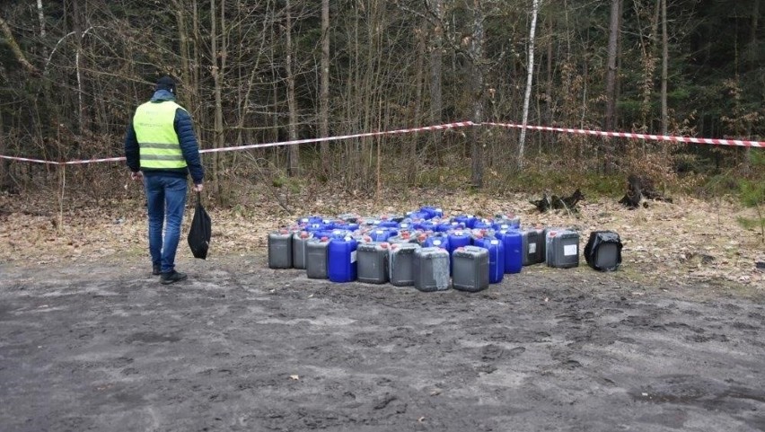 W Puszczy Kozienickiej znaleziono składowisko beczek z substancjami chemicznymi