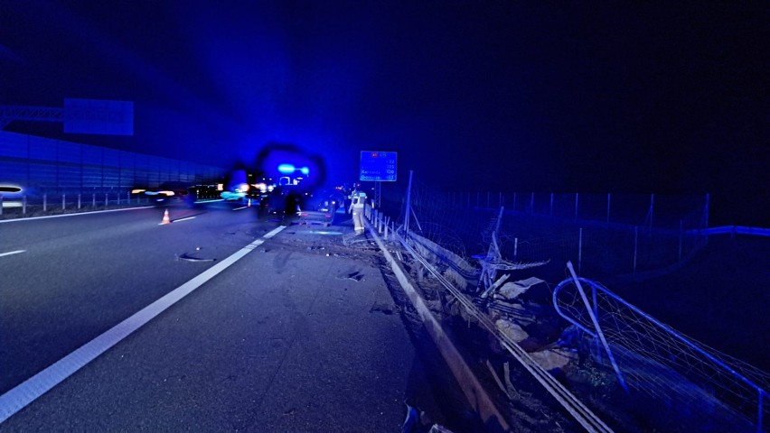Na autostradzie A1 auto uderzyło w bariery energochłonne