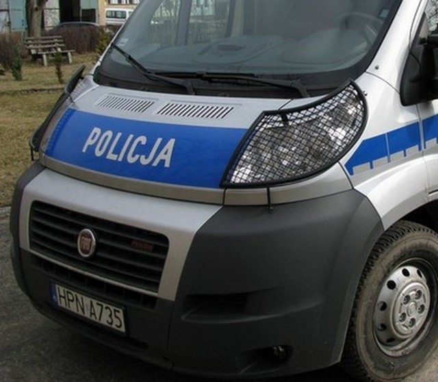 Mężczyzna został zatrzymany przez policjantów. Odpowie za zniszczenie mienia i groźby.