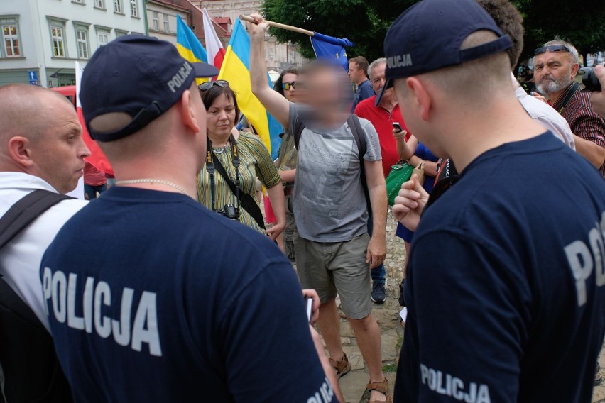 Interwencja policji podczas happeningu "Nie będzie innego" w Przemyślu. Sąd uchylił zakaz Wojciecha Bakuna [ZDJĘCIA]