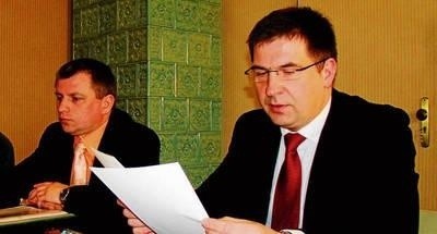 O obniżkach poinformowali burmistrz Maciej Ostrowski (z prawej) i prezes MZWiK Andrzej Urbański Fot. Katarzyna Hołuj